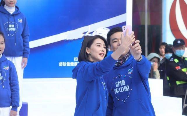 卫衣|高圆圆美上央视真拼，童装卫衣配短裙，室外真人挑战20秒冰水洗手