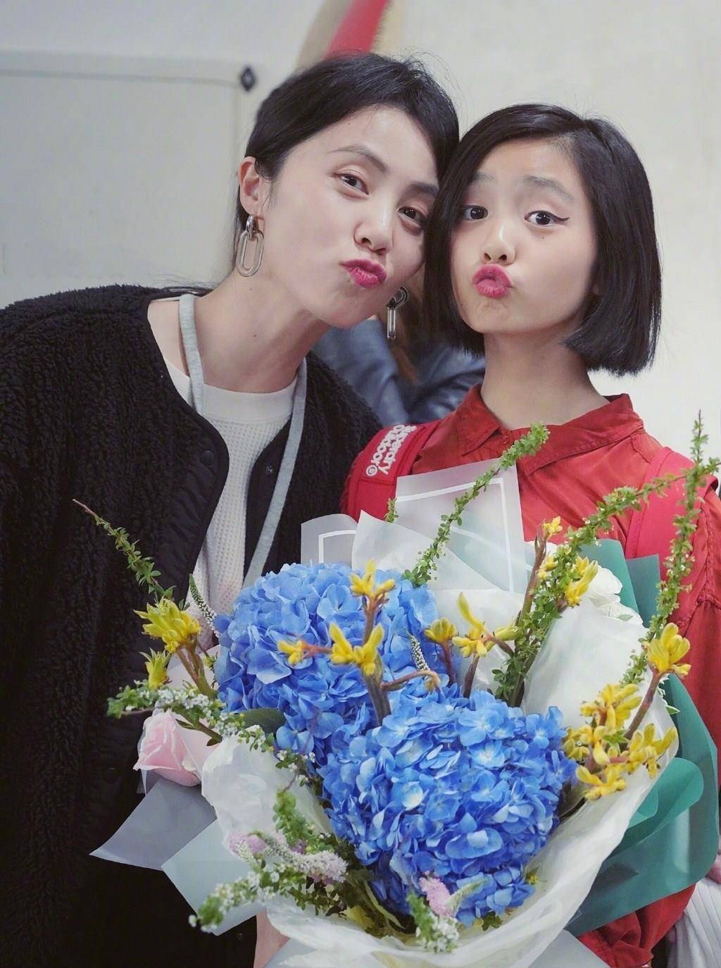 身材|黄磊女儿多多真会打扮，戴三枚戒指配珍珠耳钉，13岁比妈妈还洋气