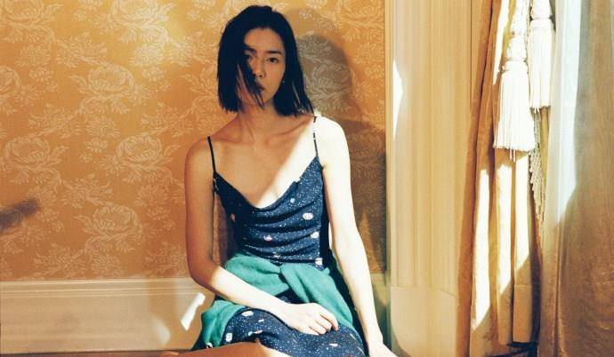 显得|31岁刘雯罕见吊带装，上千衣品也遮不住超模腰，谁说她不会时尚