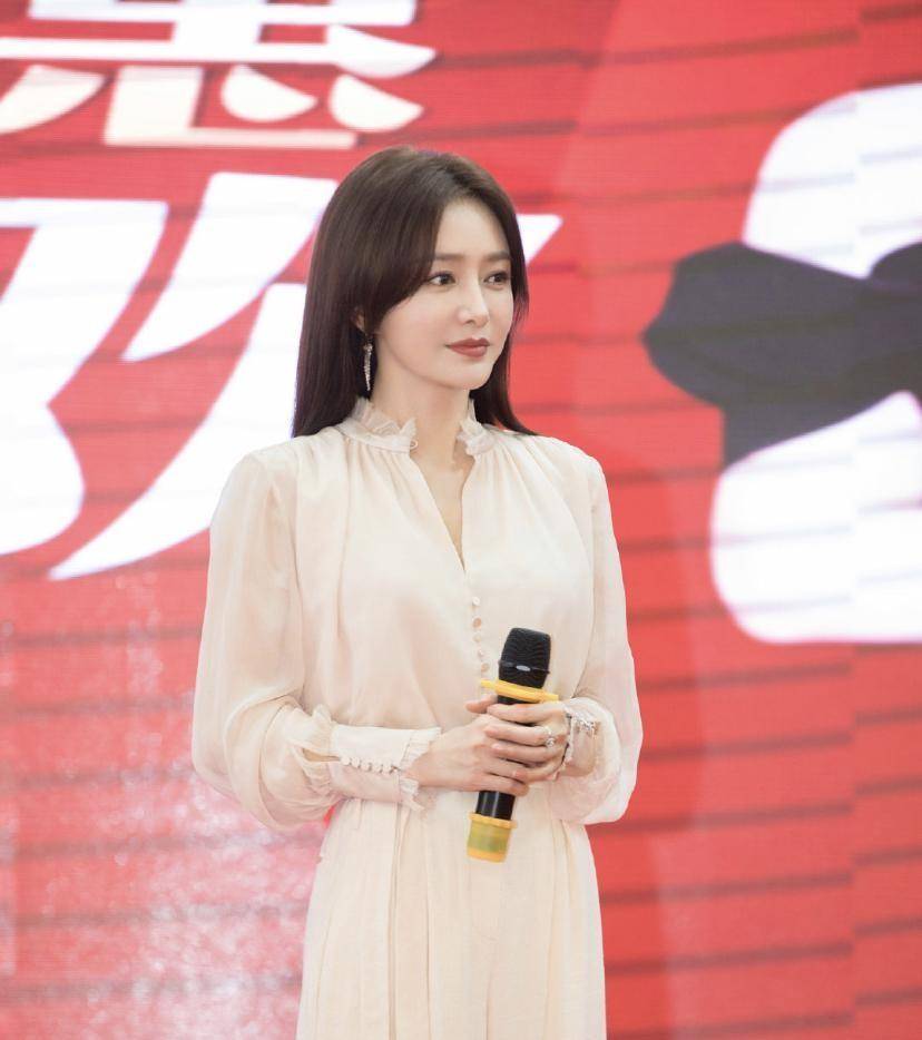 小姑娘|41岁秦岚完全像个小姑娘,穿雪纺装满屏少女感,状态真好