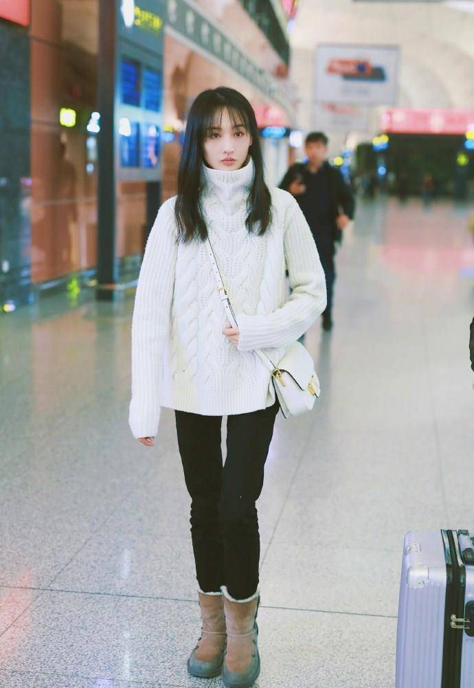 身材|28岁郑爽太瘦，3万风衣走机场168cm穿出178cm，“小鸟腿”太抢镜