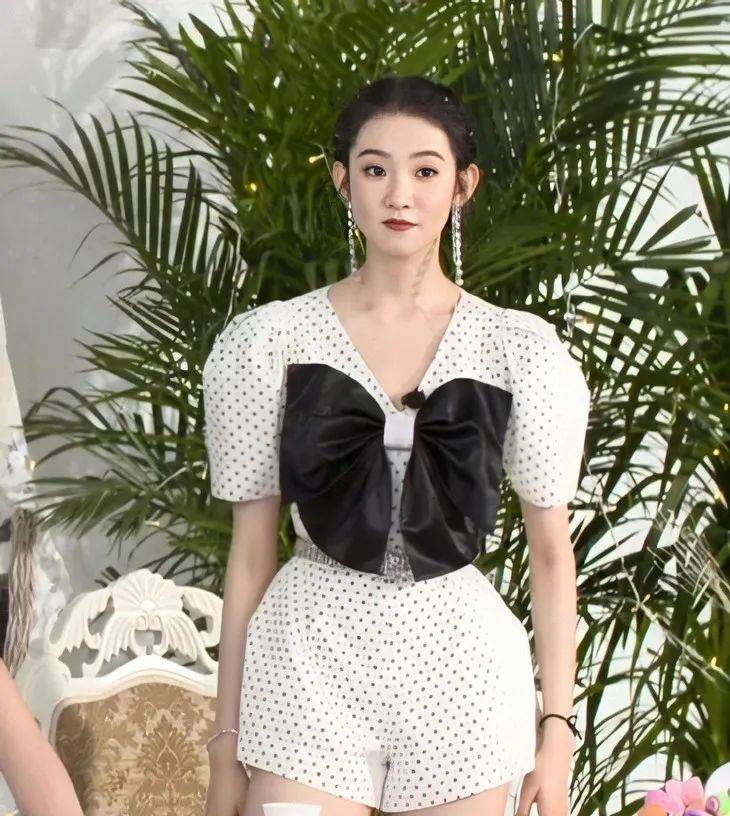 宫廷中|下周穿什么｜一起穿X型裙才是好姐妹！