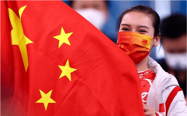 体操|“蹦床女神”刘灵玲靠明星脸大火！穿旗袍美出新高度，仪态太绝了！