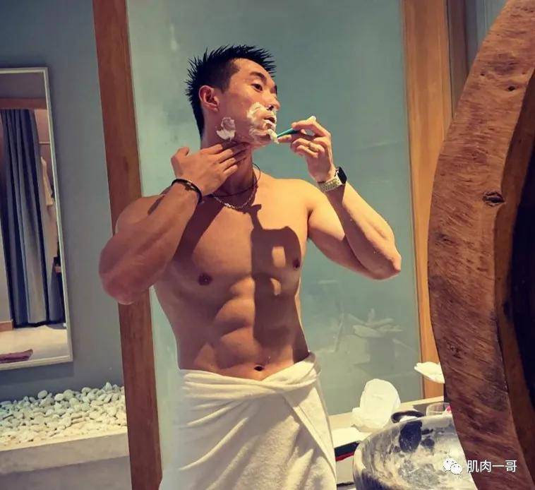 健身房|185cm广州教练肌肉照流出，这身材谁抗得住啊