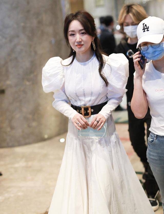 身材|杨钰莹真有少女感，就算穿泡泡袖也不显胖，但脸部看着挺憔悴