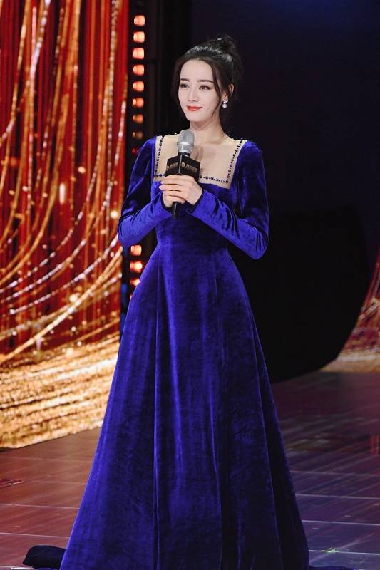 迪丽热巴|迪丽热巴不愧是“浓颜美女”,穿老气蓝礼服毫无压力,气质真挺好