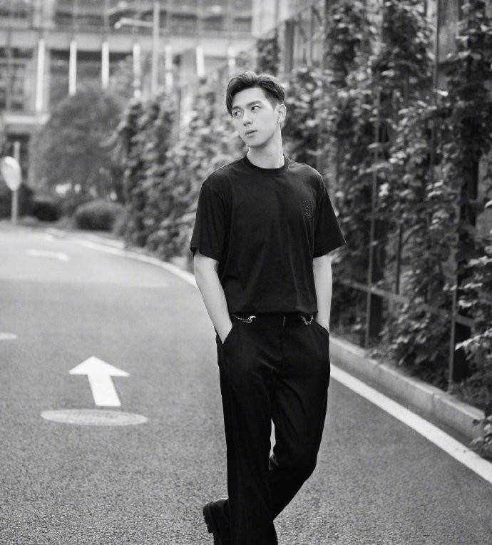 服装|30岁李现剧外好奢侈,穿5000黑色T恤时髦又年轻,比剧里帅气多了