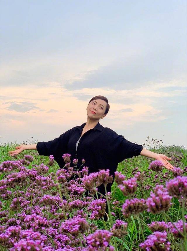 一身|邓萃雯活得太真实了，穿一身黑色西装雍容华贵，脸上皱纹好显眼