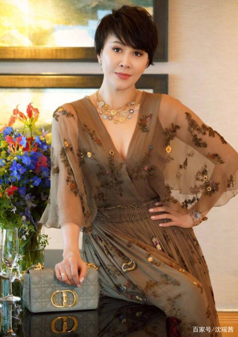 马思|马思纯真会挑衣服，黑色深V礼服搭配名贵首饰，优雅高贵还显年轻