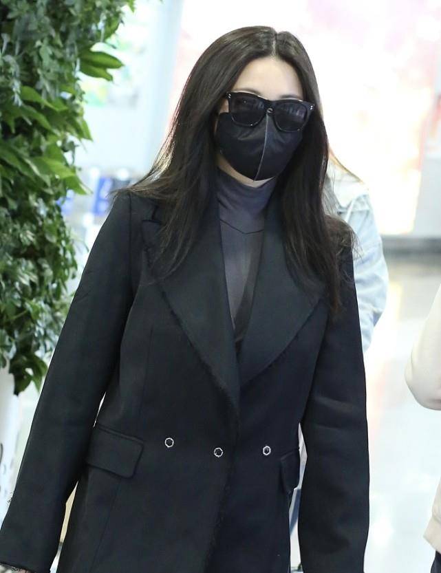 中性|朱珠婚后有点胖,这么宽松的衣服都被撑起来了,侧身肚子更有肉感