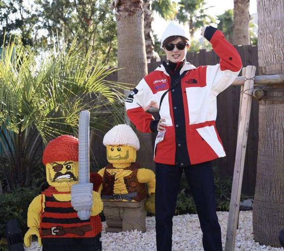 样式|孙俪携儿女一同出游,身着千元外套配平价鞋,配色惹眼很有年轻感