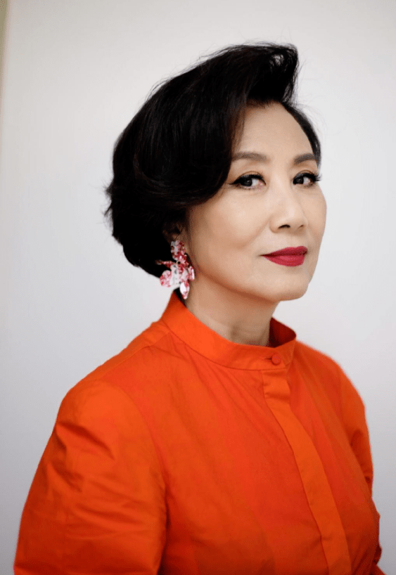 73岁汪明荃真不像"奶奶辈",穿橘红色连衣裙张扬大气,高级洋气