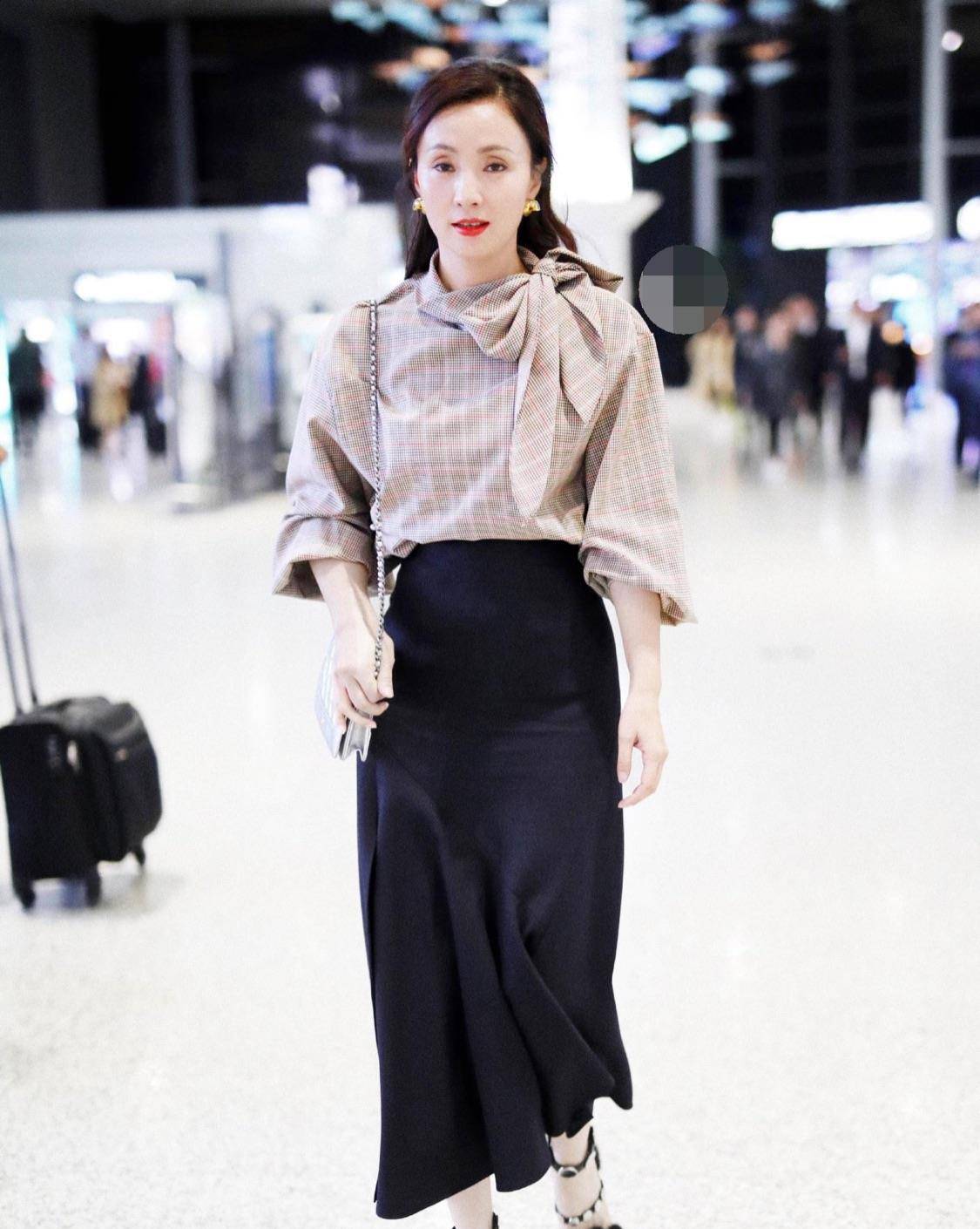 身材|在机场拍到陶虹，穿衬衫扎腰突出小肚子，身材是有赘肉但气质好！