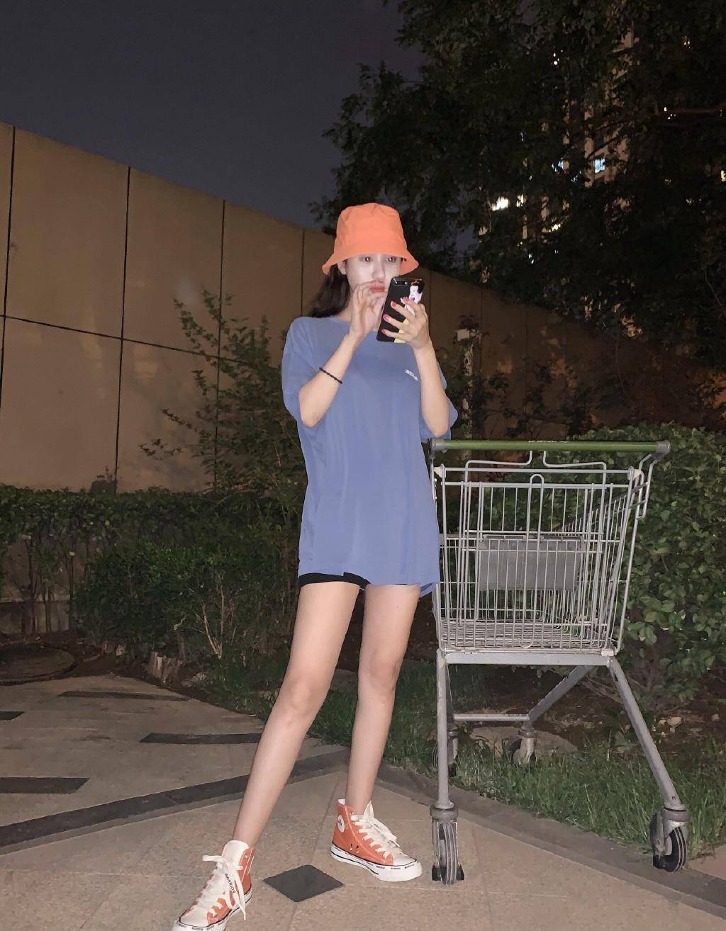 身材|32岁李菲儿终于穿吊带裙，配短靴好靓丽，这身材娱乐圈都罕见