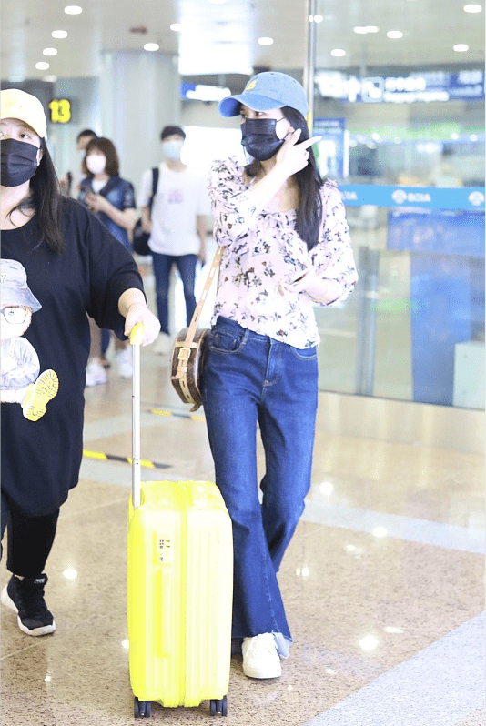 "|女明星的私服也不都"惊艳",黄圣依穿花衫配牛仔裤,感觉挺普通