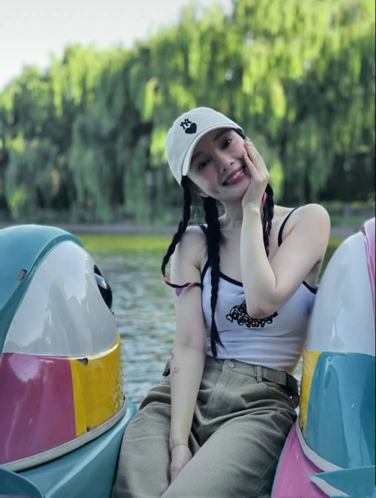 好身材|李小璐带娃划船，穿吊带手臂纹身抢镜，甜馨皮肤黝黑对镜比耶