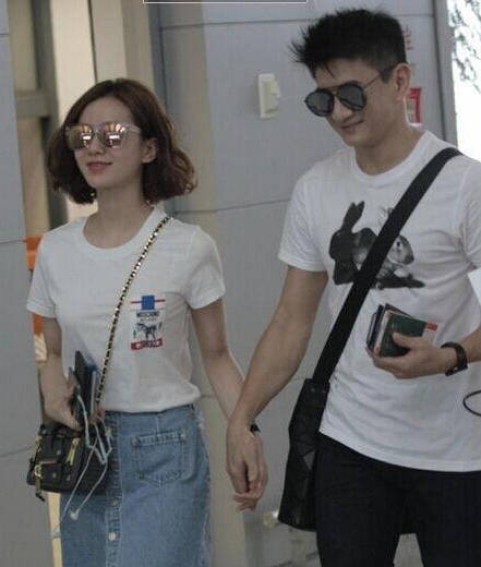 小姑娘|刘诗诗都当妈了还像小姑娘，穿牛仔裙清纯甜美，身旁吴奇隆变跟班？