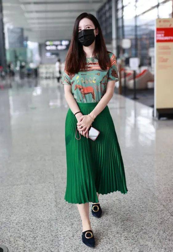 张萌好|张萌好会扮小女人，机场穿印花T恤配百褶裙，一身绿真的好减龄