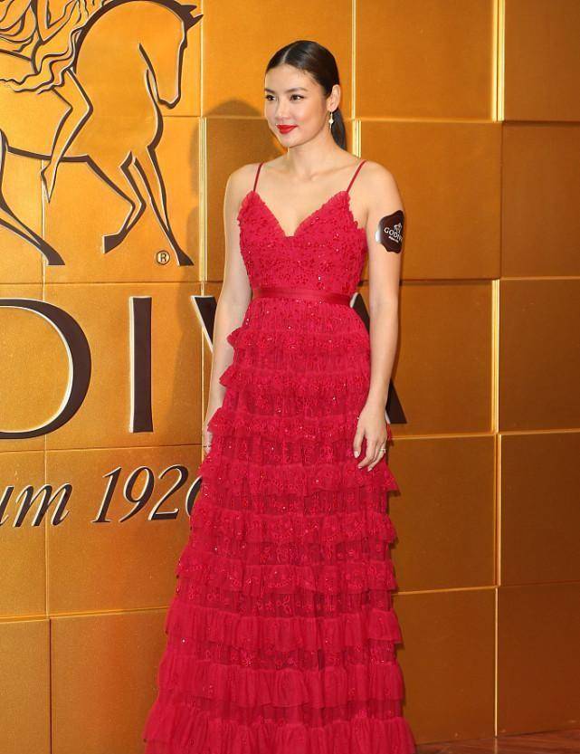 乐基儿|乐基儿虽然上身看着壮，但穿上女人装后，还挺有魅力，曲线真好