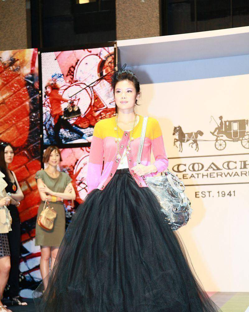 乐基儿|乐基儿虽然上身看着壮，但穿上女人装后，还挺有魅力，曲线真好