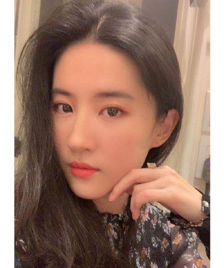 美得|33岁刘亦菲太惊艳，罕见时尚碎花裙营业，罕见大红唇美得让人心动