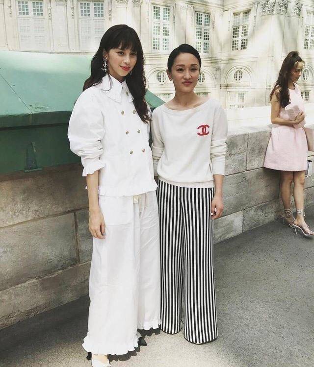 卫衣|周迅拍片的原图，穿紧身裙却驼着背，46岁脸部状态太真实了！