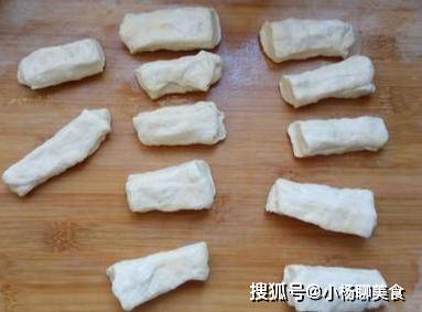 美食|我家炸油条都不用发面，焦香酥脆，放一天也不皮，比买来的好吃