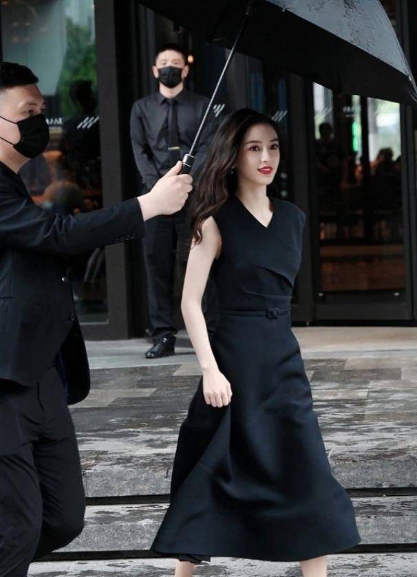 黑色|杨颖生图颜值很抗打，黑色连衣裙+拖鞋接地气，这些搭配洋气十足