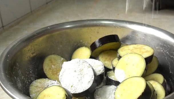 茄子别直接炒 加两个鸡蛋 好吃又超级下饭 热油