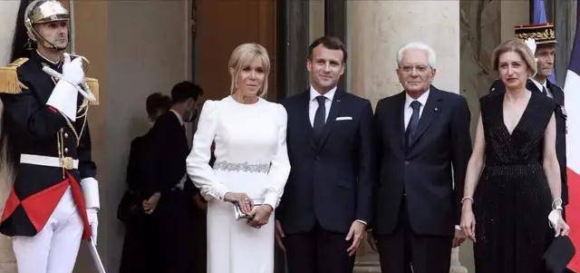 样式|法国第一夫人颜值不够衣品凑，一袭侧开叉白裙，身材气质一把抓