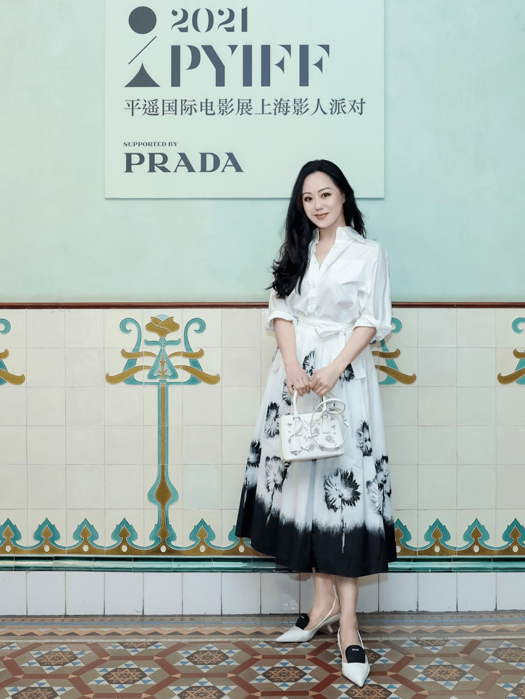 贵妇|章小蕙才是真正的“上流贵妇”，穿白衬衫配半身裙，高贵又优雅