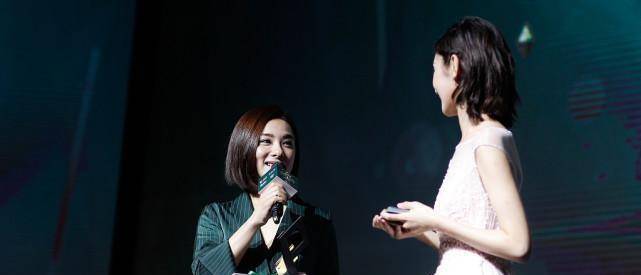 刘璇|刘璇不愧是昔日的体操冠军，气韵太好了，穿“睡衣西装”也有气场