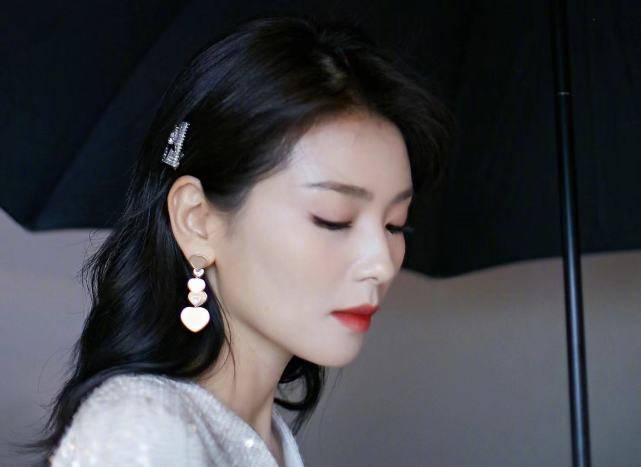 脸上有3个特点的女生 正脸比侧脸好看 拍照适合看镜头 粉紫色