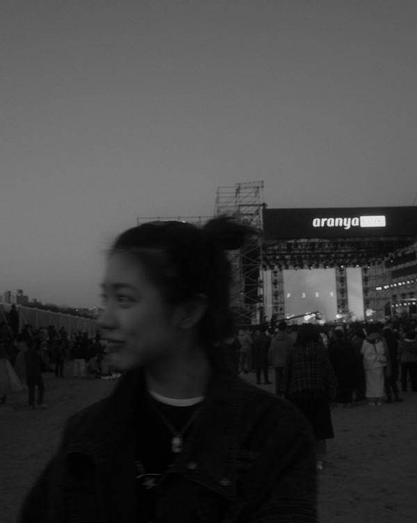 卫衣|汪峰带丈母娘聚餐,章子怡妈妈穿粉衣拎包真富态,大女儿侧颜惊艳