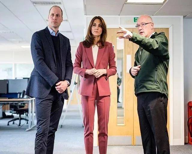 饱和度|凯特王妃“放大招”,连穿温柔粉赢好感,配小白鞋就美成C位