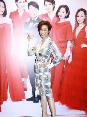 裙子|陈法蓉真是优雅的代表，穿白裙也太美了，短发依旧女人味满满