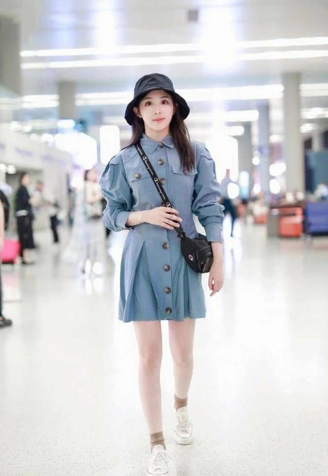 设计|32岁装邻家小妹,张含韵穿碎花连衣裙,“大波浪”出卖了自己!