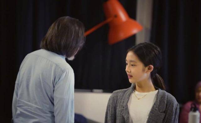 条纹|15岁黄多多颜值爆表！开衫配T恤更美过女明星，扎低马尾神似孙莉