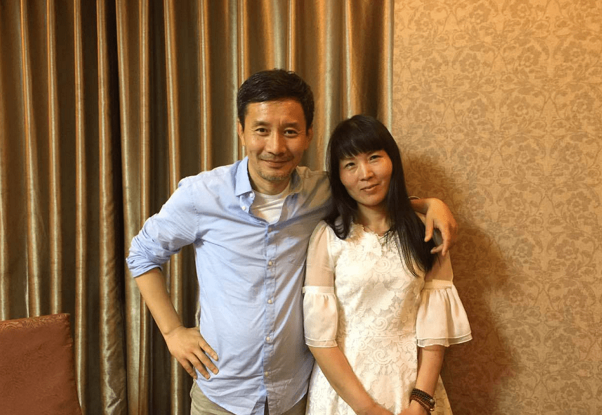 显得|江珊小3岁的二婚老公挺成熟的，把T恤当打底，穿得挺低调朴实的