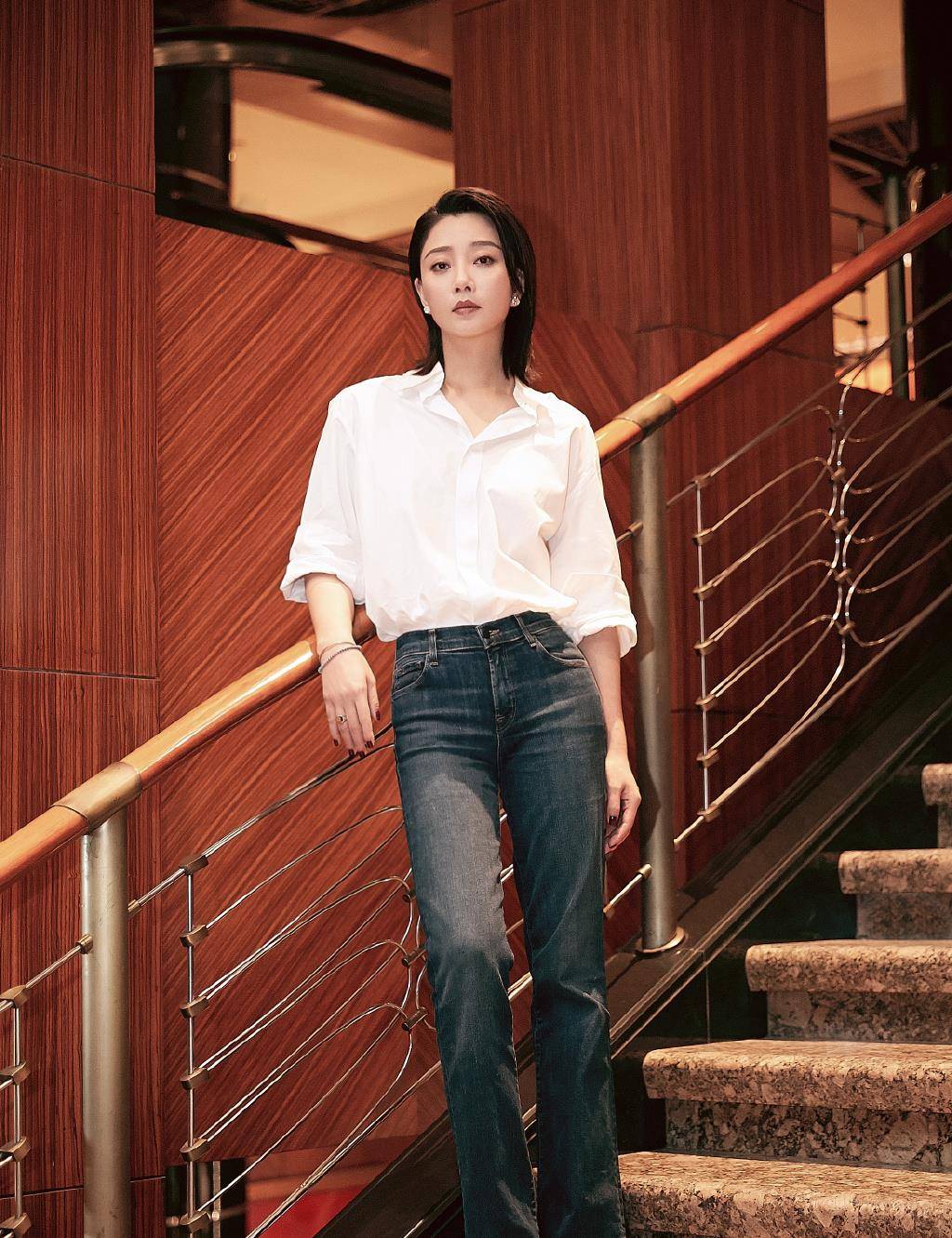 美得|殷桃的颜值真百变,复古造型美得像画中人,摩登又清纯