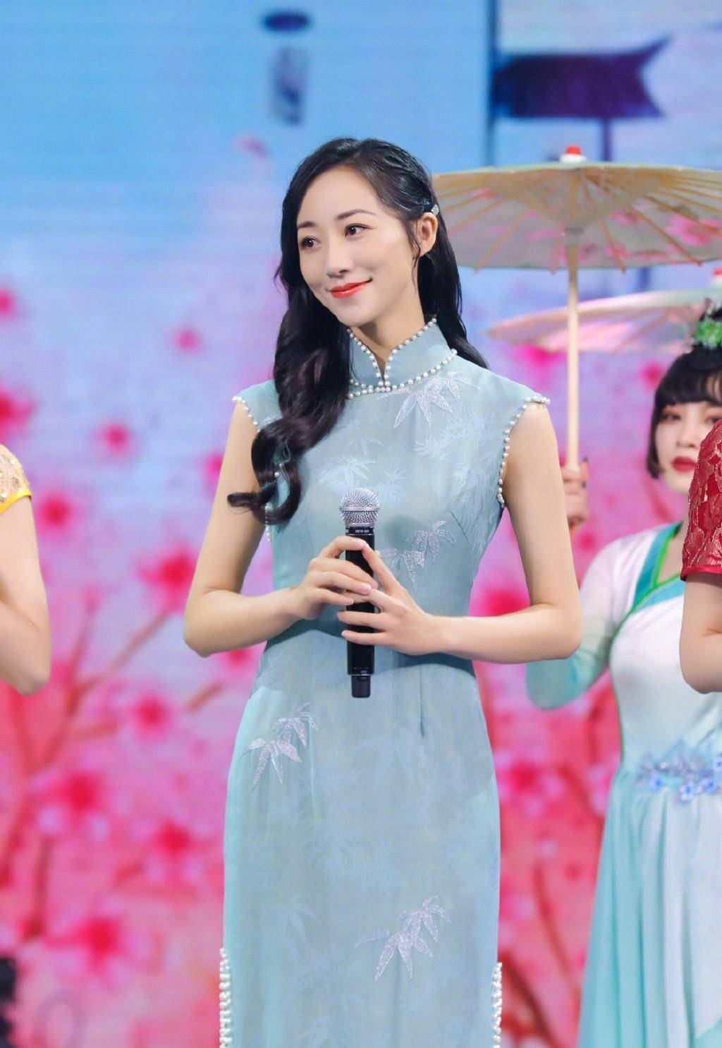 韩雪|37岁韩雪新造型媲美“女警”，罕见警礼服上节目，美得差点认不出