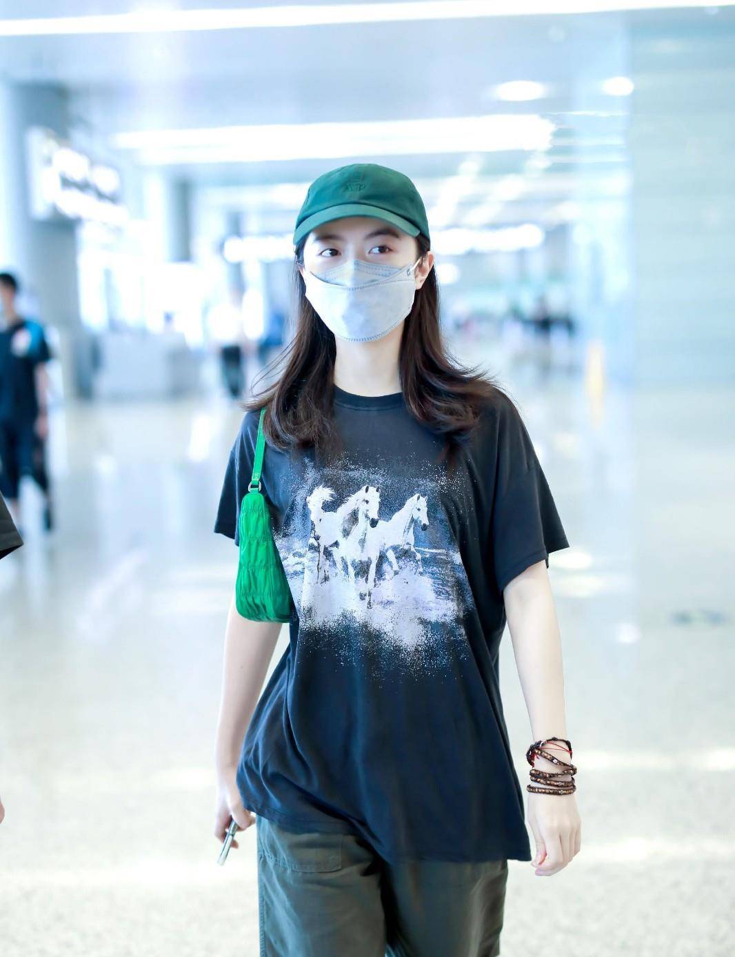 身材|刘诗诗吴奇隆罕见秀恩爱,穿T恤配休闲裤,网友:十指紧扣好恩爱