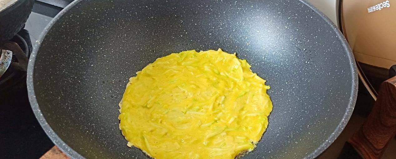 后用|早餐不知道吃什么，试一试西葫芦蛋饼，10分钟就能做好，简单好吃