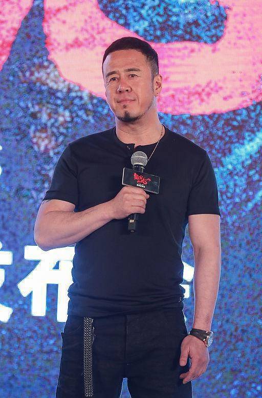 一身|杨坤这身材可不像中年人，骑摩托拍照太硬汉，一身黑看着太有型