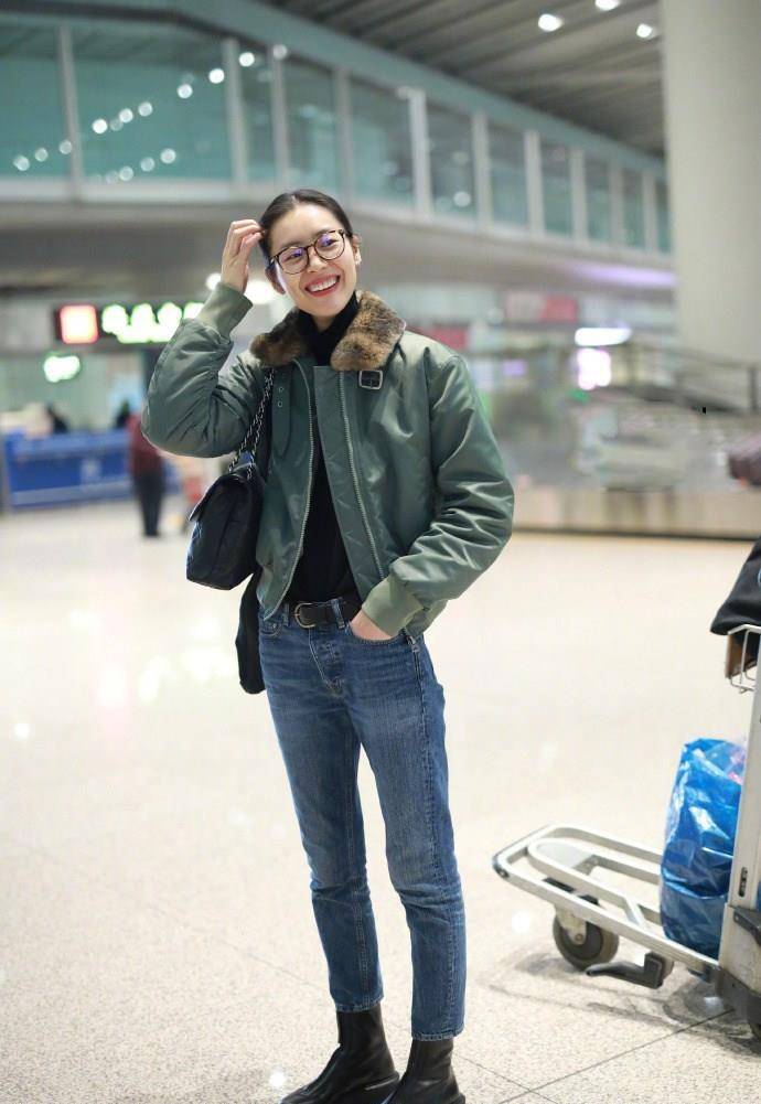 飞行服|刘雯是真怕冷，穿棉服配高领衫走机场，看到1万1短裤我真服了