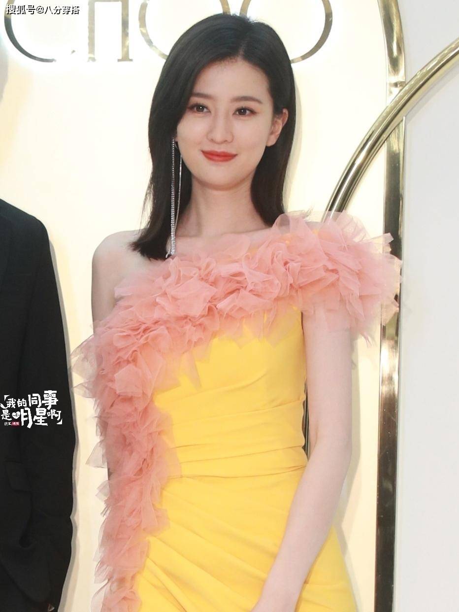 女孩子|乔欣彻底放弃“乖乖女路线”，一袭黄色礼服华丽高级，成熟性感
