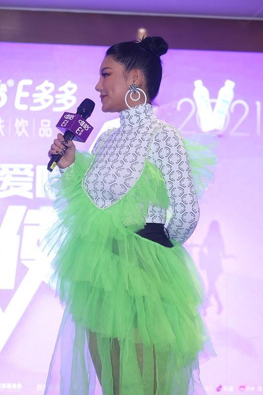 荧光|黑皮太有气势了，江映蓉大胆挑战荧光绿，无惧显黑魅力满满