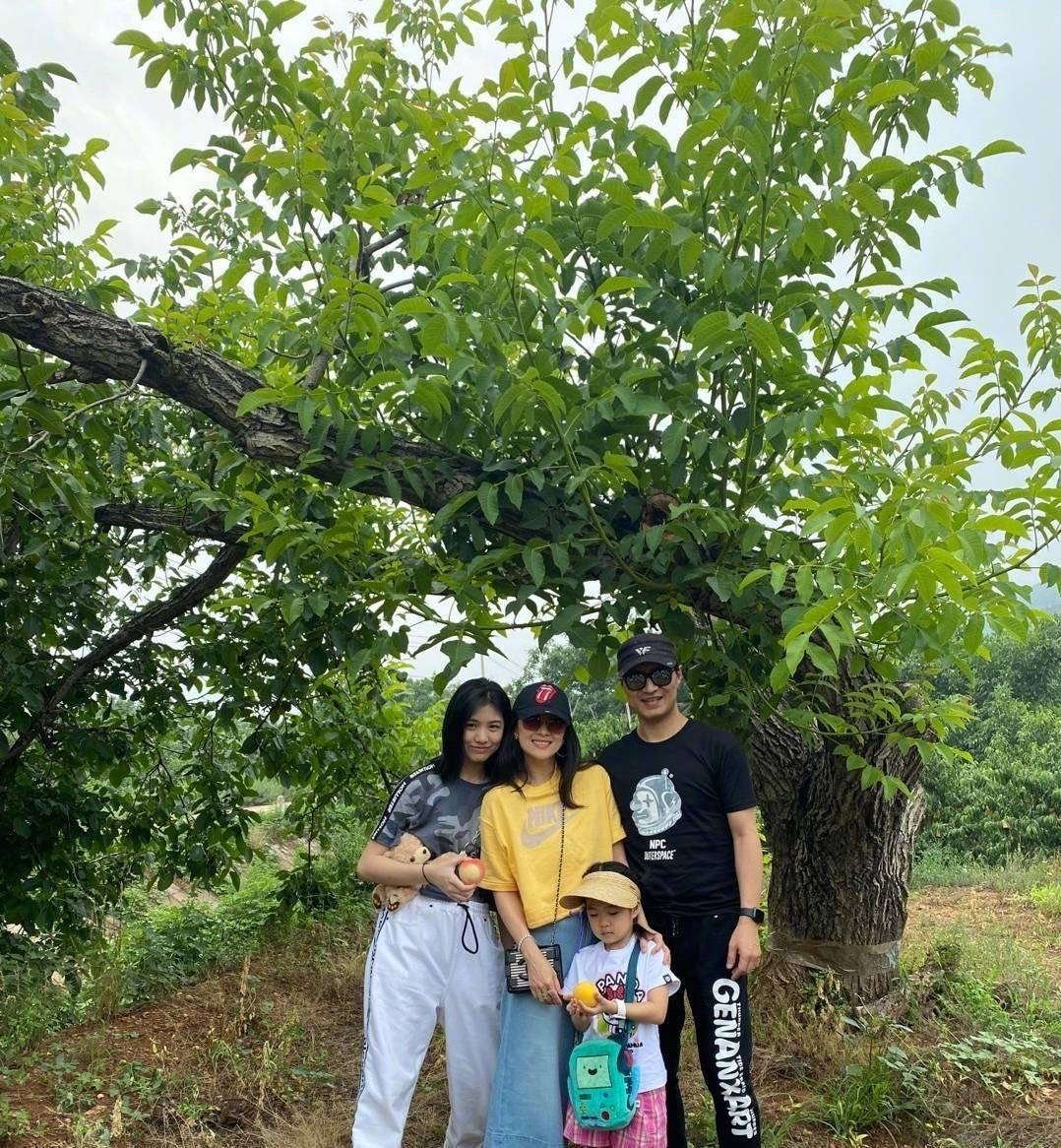 黑色|汪峰带女儿出镜!穿白T剃板寸真时髦,15岁长女颜值不输女明星