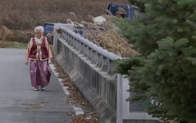 老人|泪目！韩国老夫妻结婚七十多年恩爱如初，好多细节令人感动！