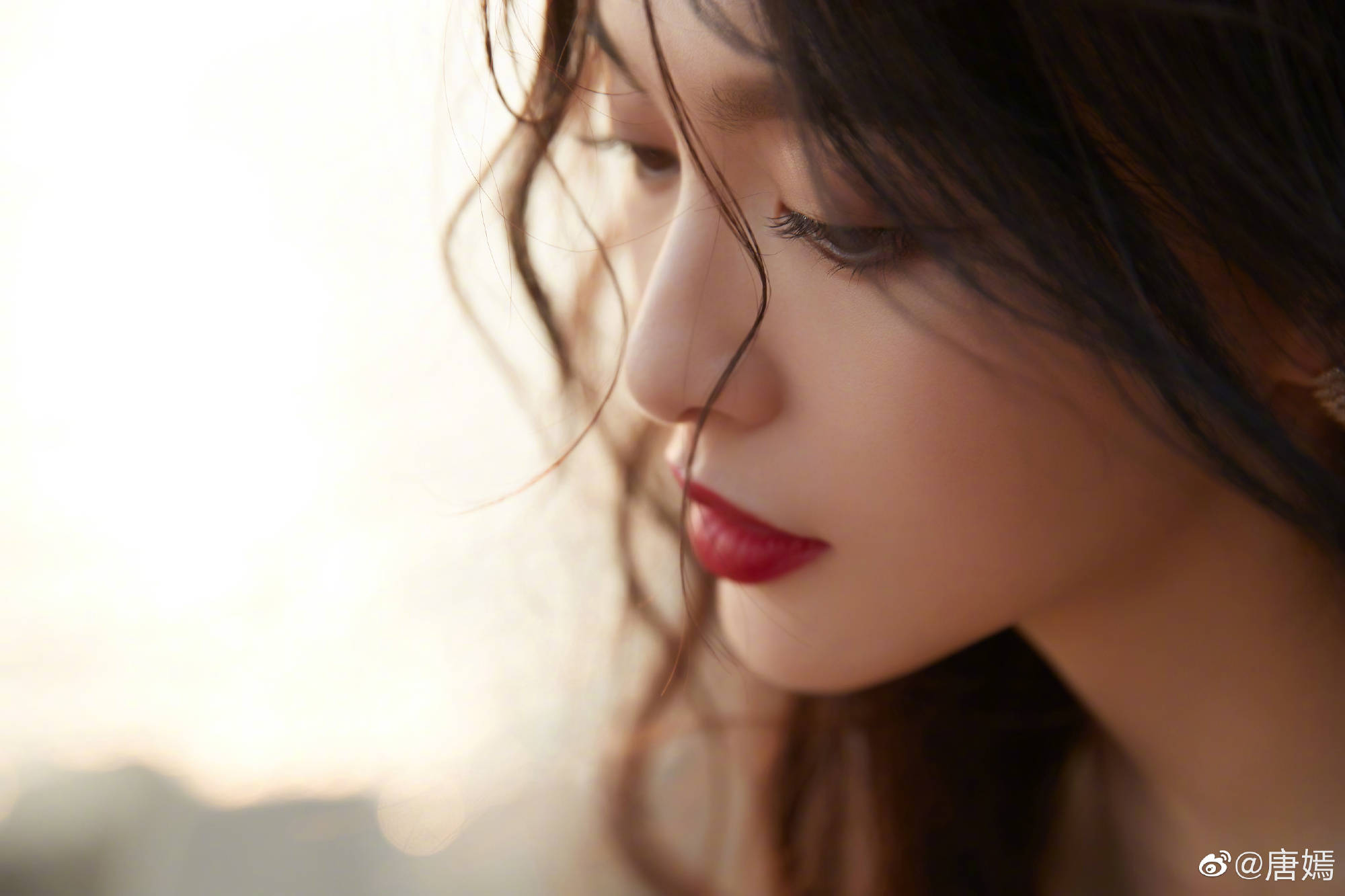 自拍|女明星拍照的两种状态,摆拍妆容精致还精修,自拍素颜且直男角度